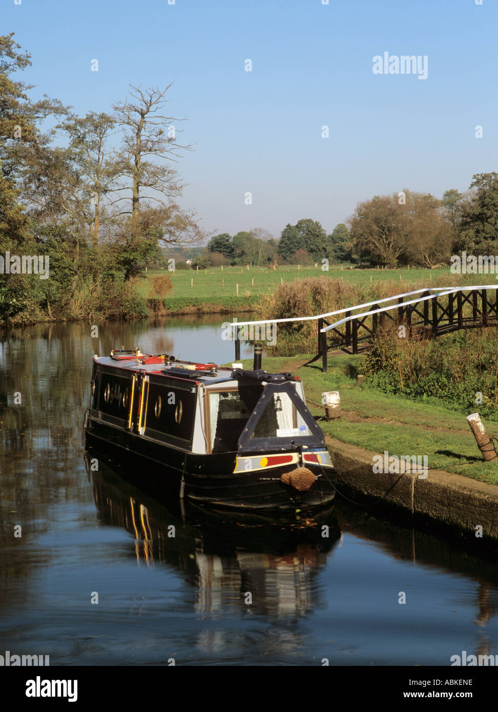 MOORED NARROWBOAT waiting to enter Trigg's Lock to travel south on Wey Navigation. Sutton Green Surrey England UK Britain Stock Photo
