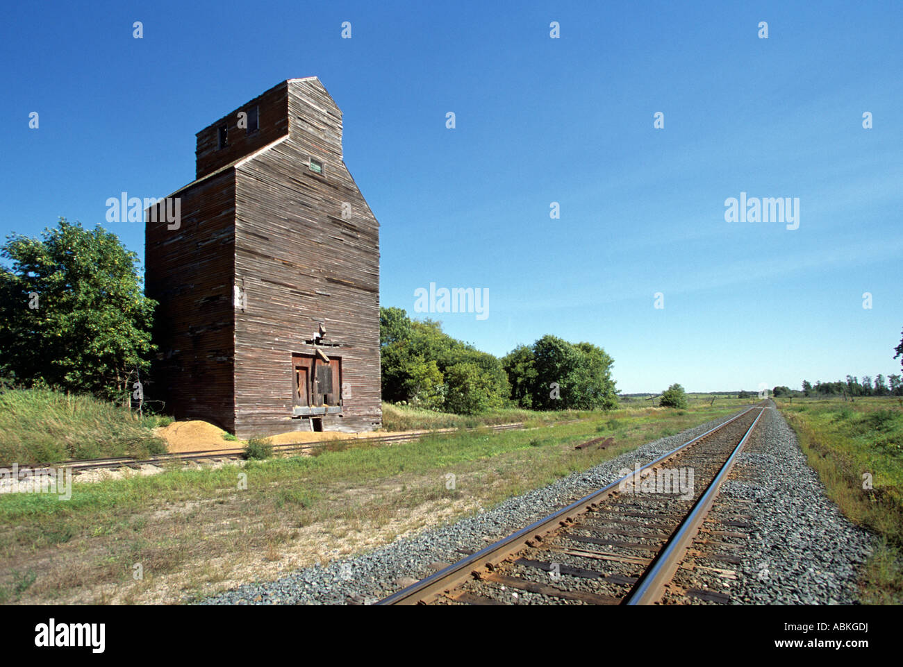 OLD WOODEN GRAIN ELEVATOR ALONG RAILROAD TRACKS IN DENT, WESTCENTRAL