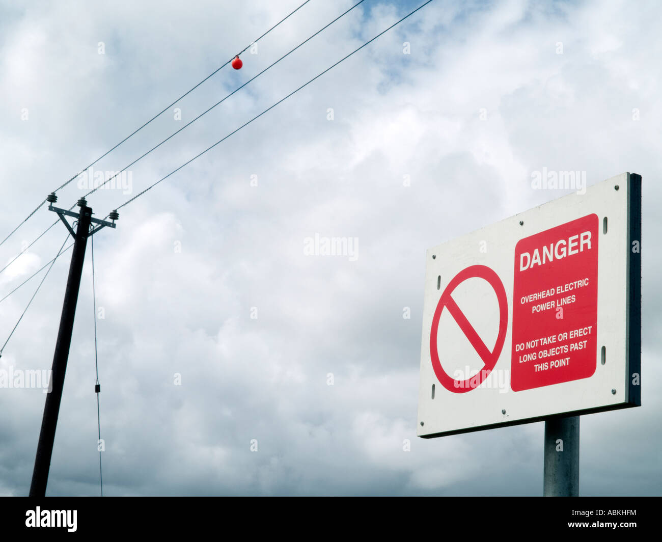 Overhead power line warning sign hires stock photography and images Alamy