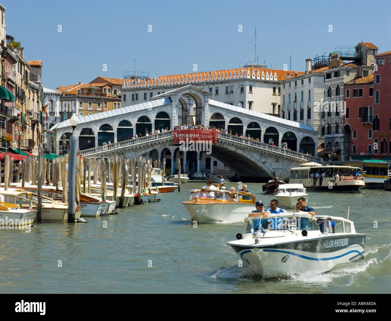 Rialto bridge over the Grand Canal of Venice built around 1590 Stock ...
