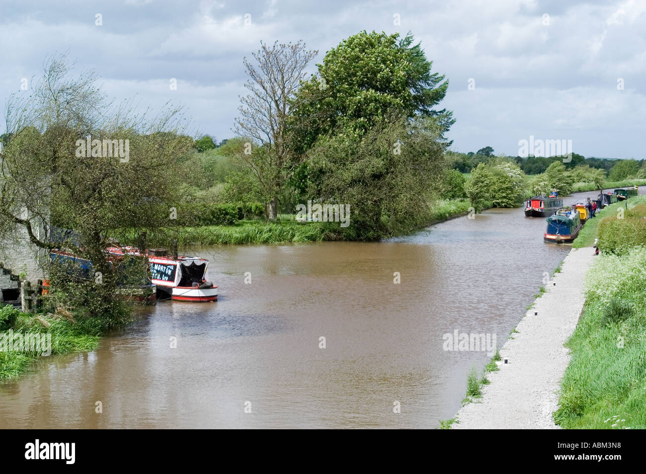 Canal boats distant view hi-res stock photography and images - Alamy