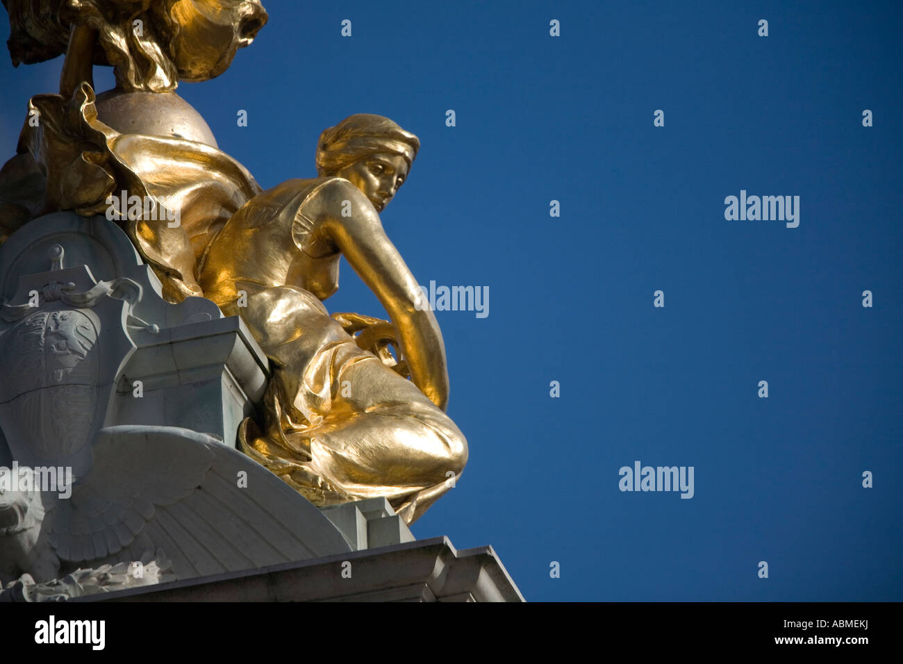 Statue outside Buckingham Palace in London Stock Photo Alamy