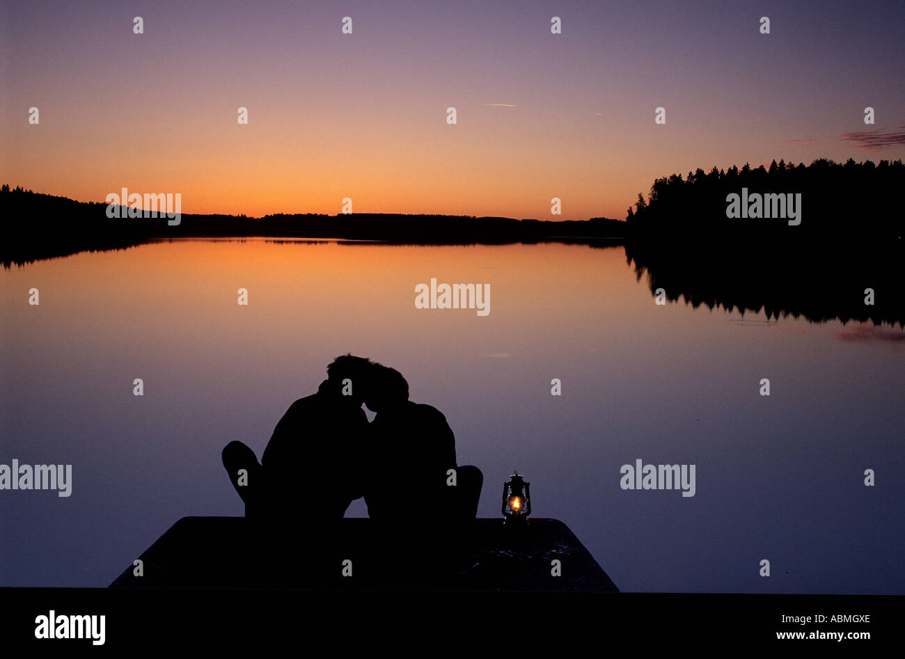 Couple kissing silhouette lake hi-res stock photography and images - Alamy