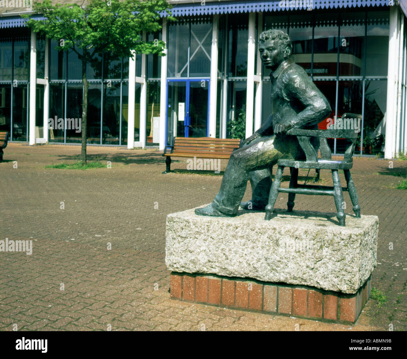 statue of dylan thomas swansea maritime quarter south wales Stock Photo ...