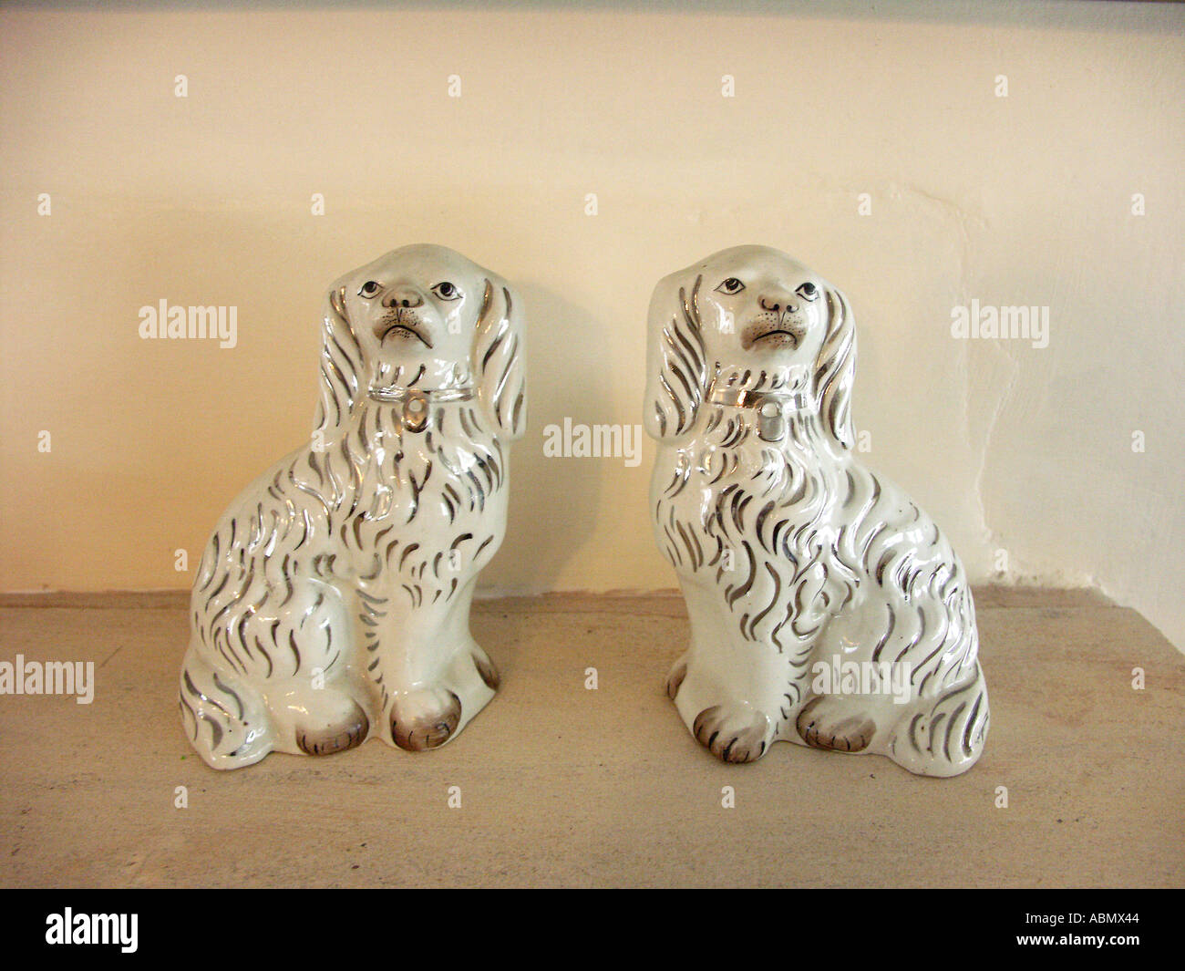 China dogs mantle piece hi-res stock photography and images - Alamy