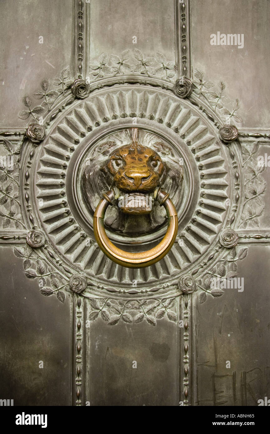 Lion head door knocker paris hi-res stock photography and images - Alamy
