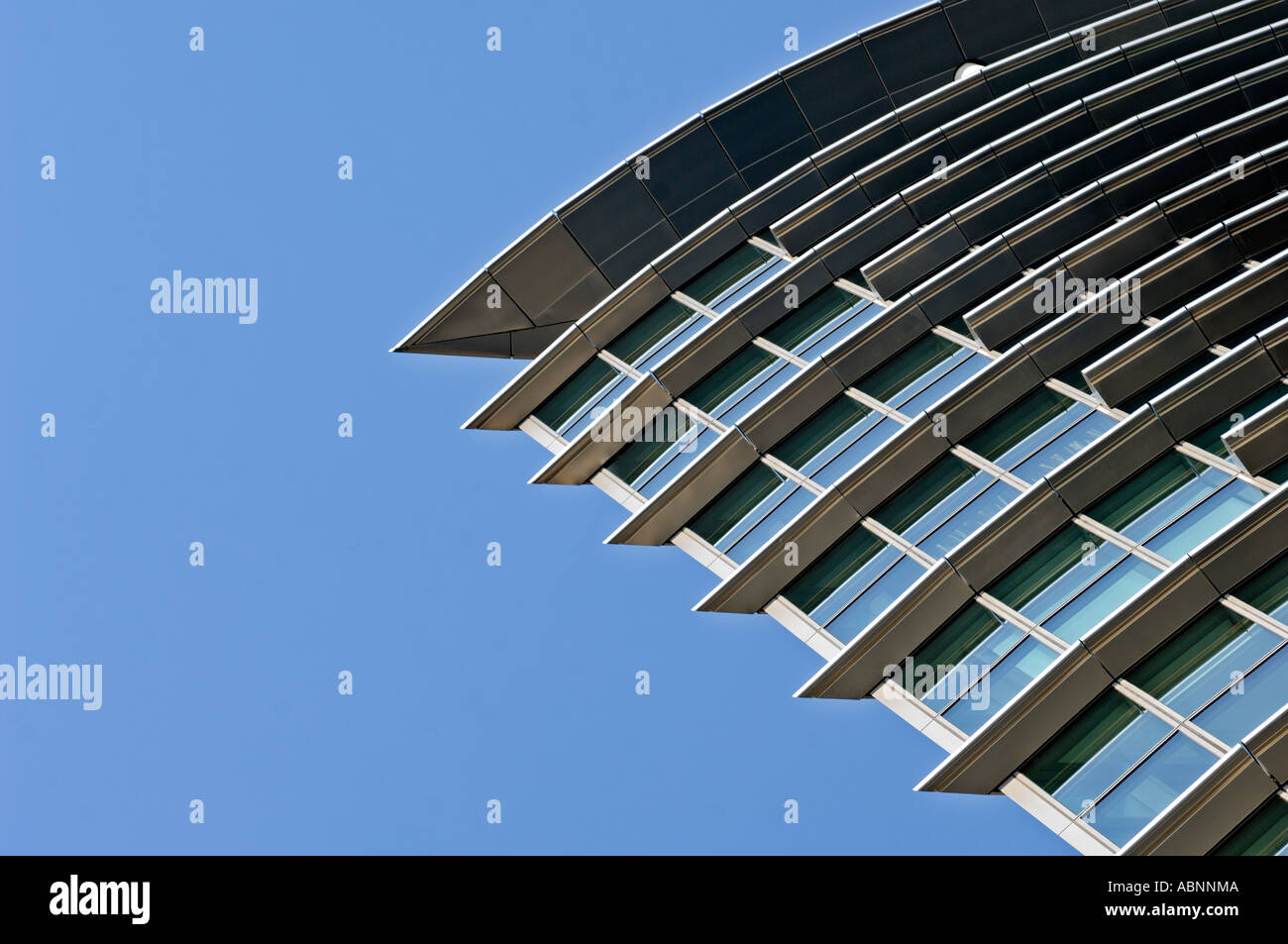 London marriott hotel west india hi-res stock photography and images ...