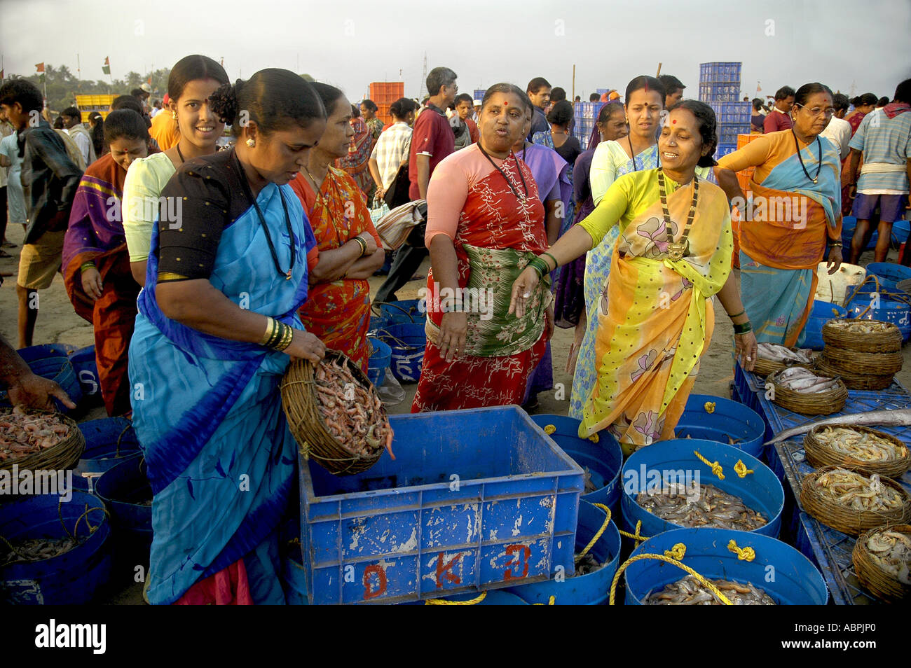 SUB78943 Indian fisherwomen in an argument Versova fish market Bombay now Mumbai Maharashtra India Stock Photo