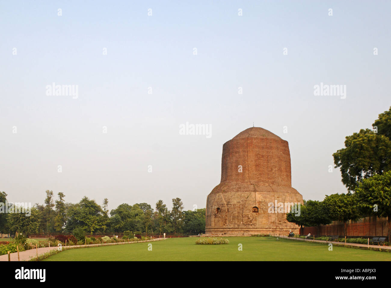 AAD78982 Sarnath Buddhist stupa near Banaras Varanasi Uttar Pradesh India Stock Photo
