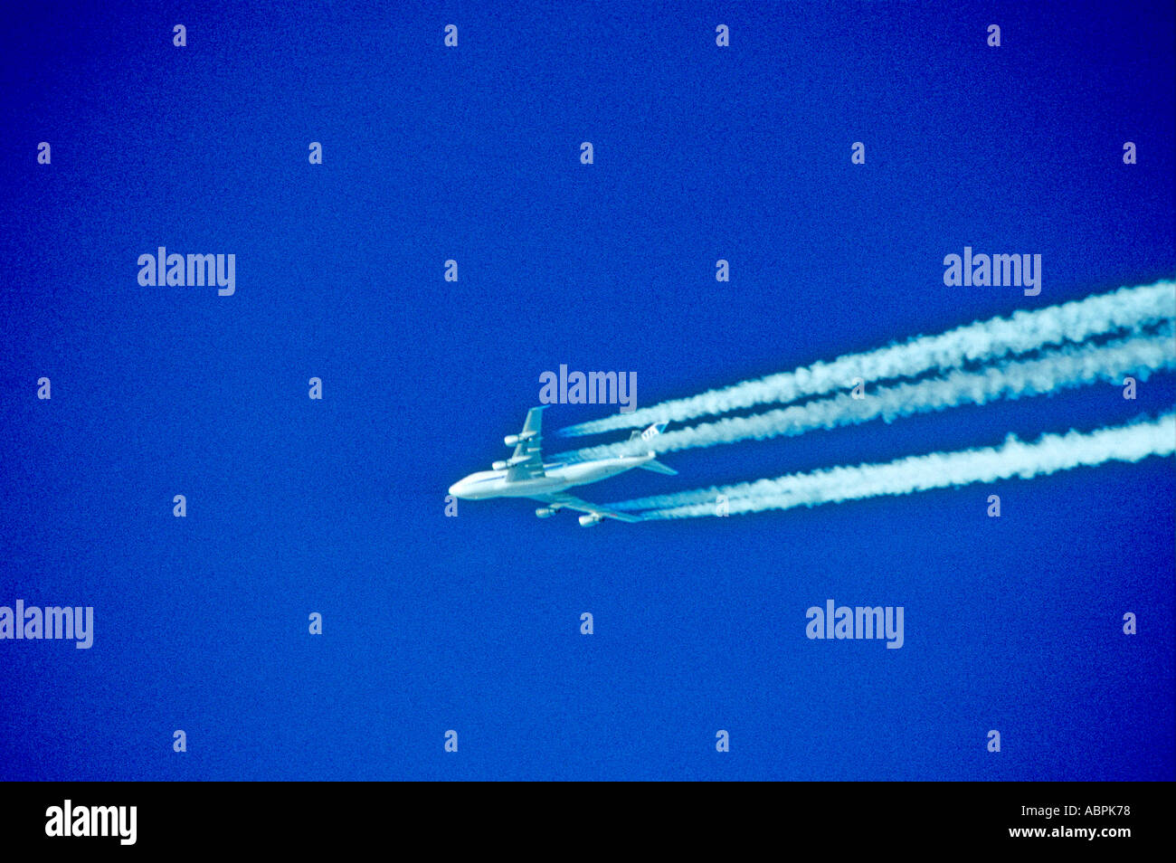 High flying airplane jet leaves hi-res stock photography and images - Alamy