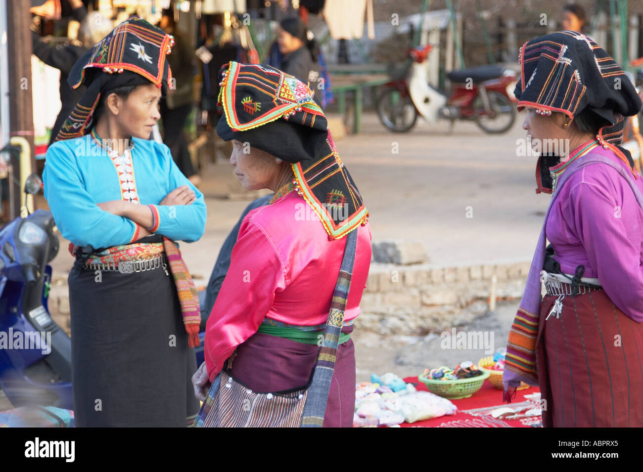 Hmong ladies hi-res stock photography and images - Alamy