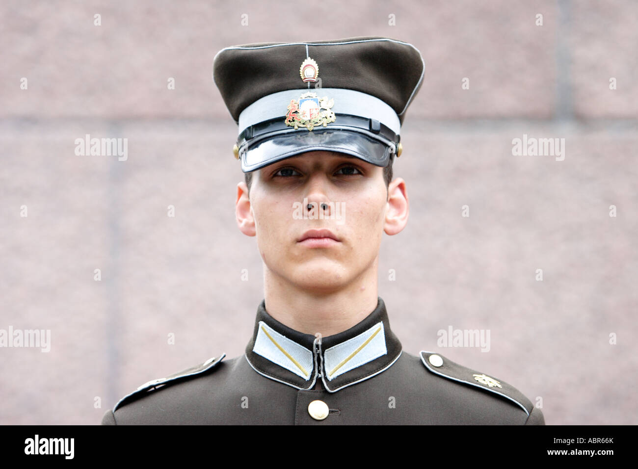 Latvian guard keeps watch in front of freedom monument Milda in Riga, Latvia Stock Photo