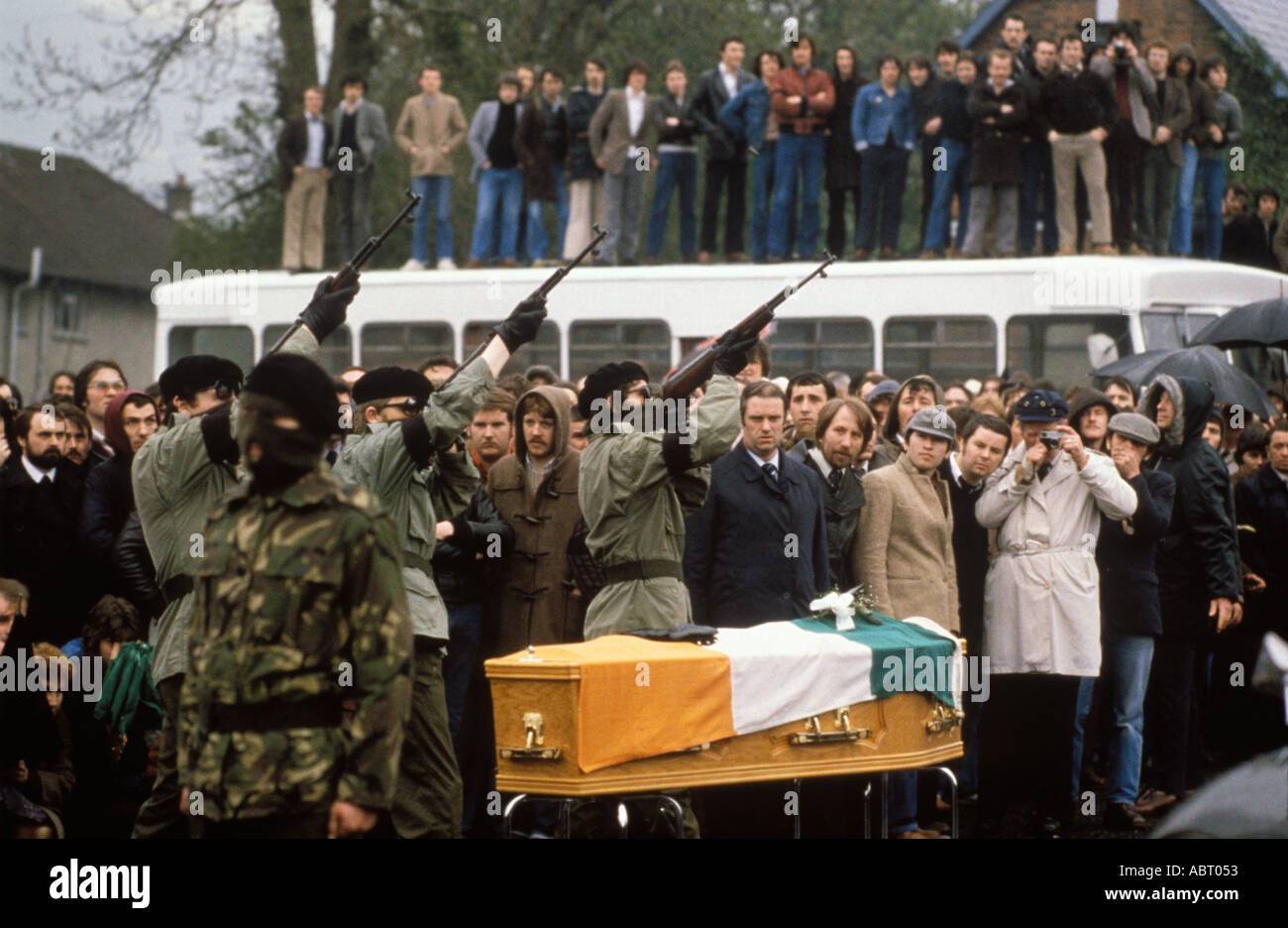 Bobby Sands funeral 1981 The Troubles Northern Ireland 1980s.  Crowds gather in procession to Mill Town cemetery Belfast  Paramilitary 80s HOMER SYKES Stock Photo