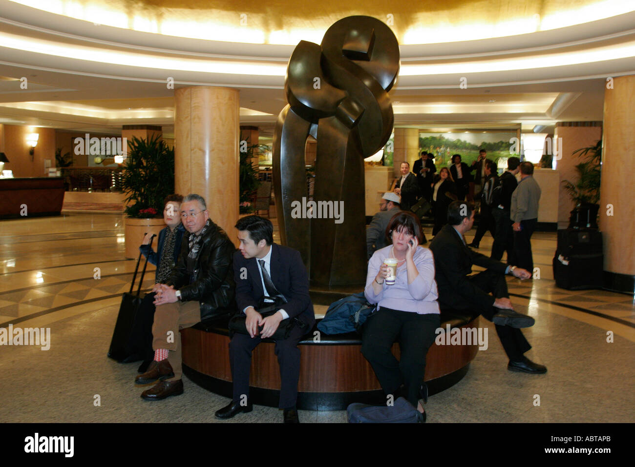 Hilton hotel lobby people hi-res stock photography and images - Alamy
