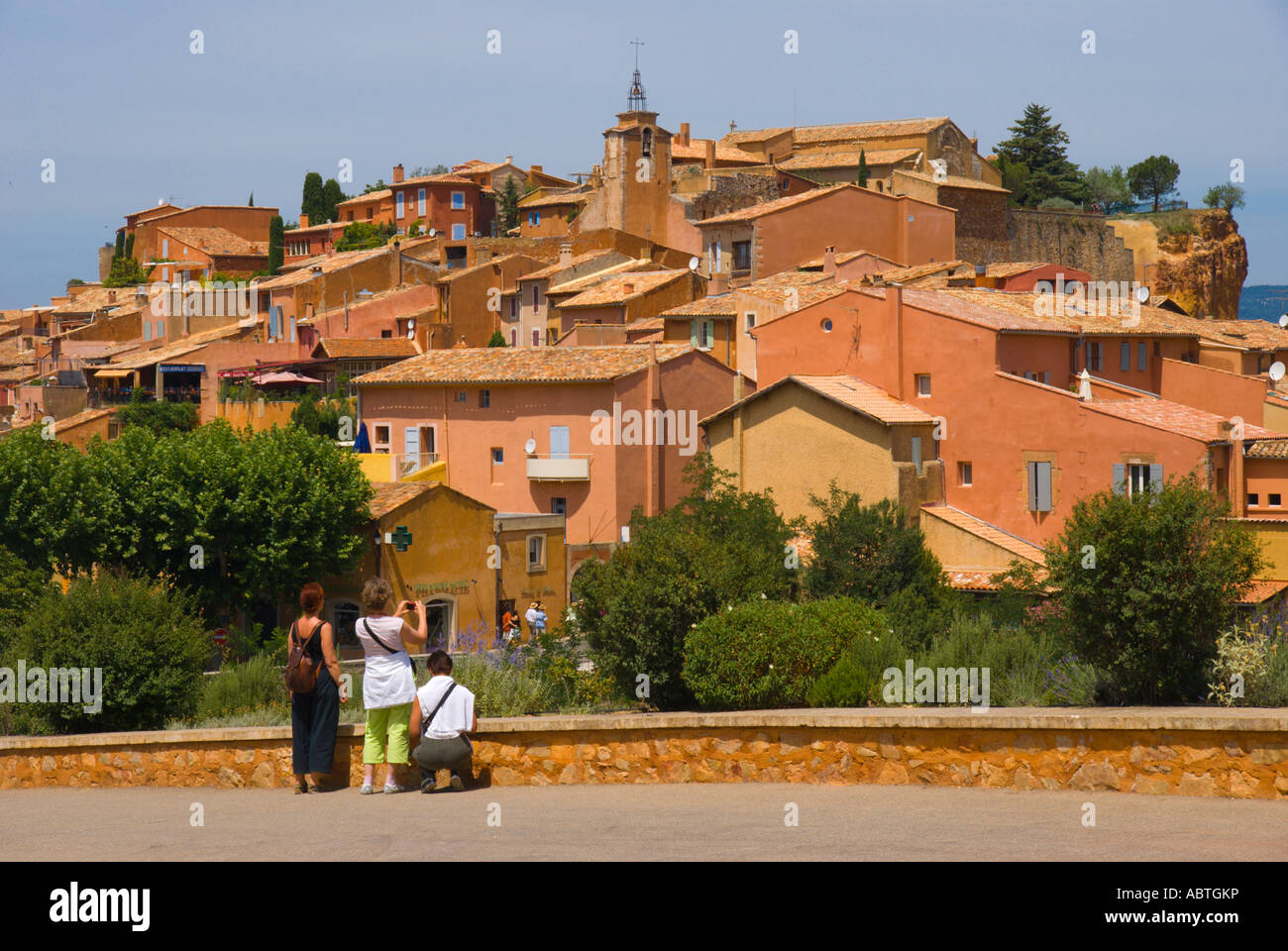 Roussillon Luberon Provence France red rock hill village tourists take view  of the town from a classic vantage point Stock Photo - Alamy