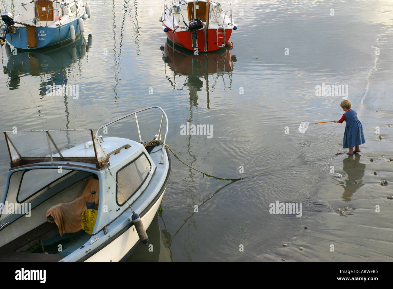 White fishing net in water hi-res stock photography and images - Alamy