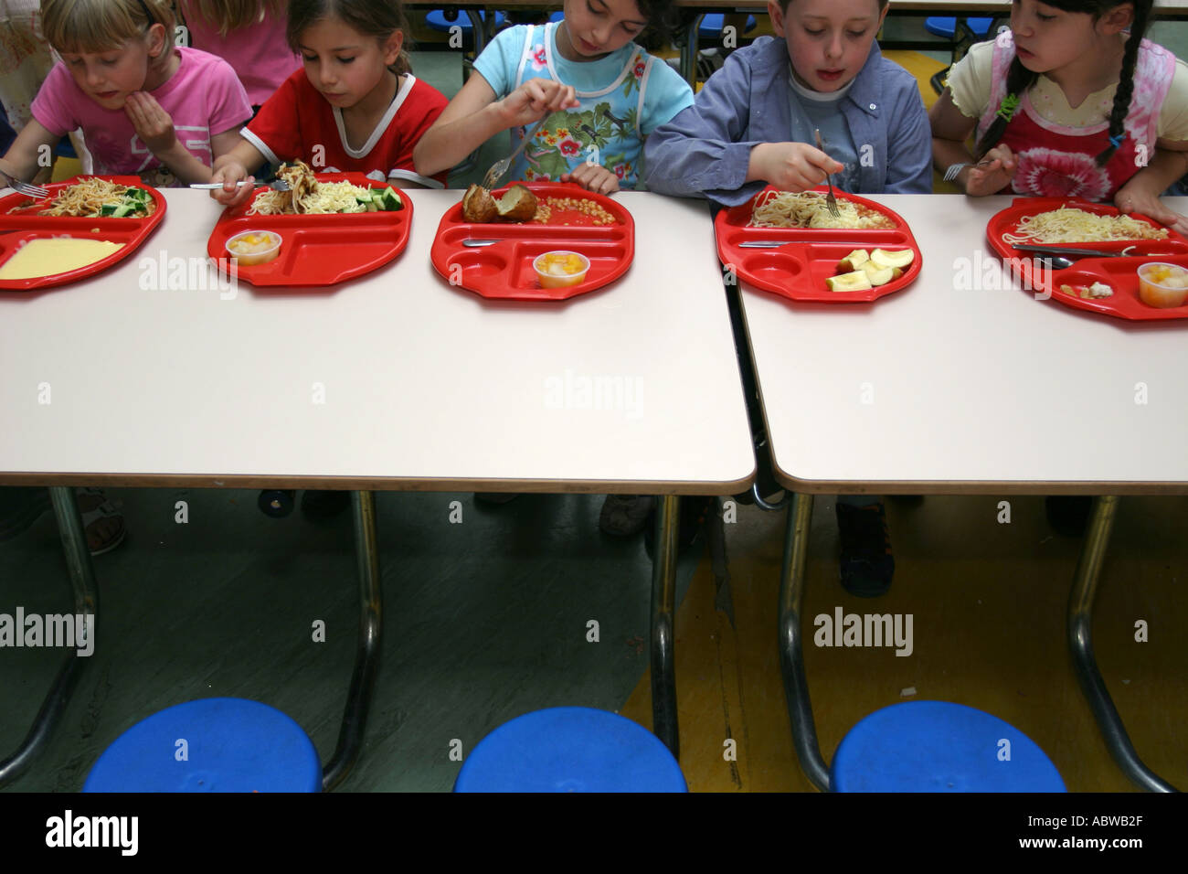 Children eating school dinners, Betty Layward school, London, UK. 2004. Stock Photo
