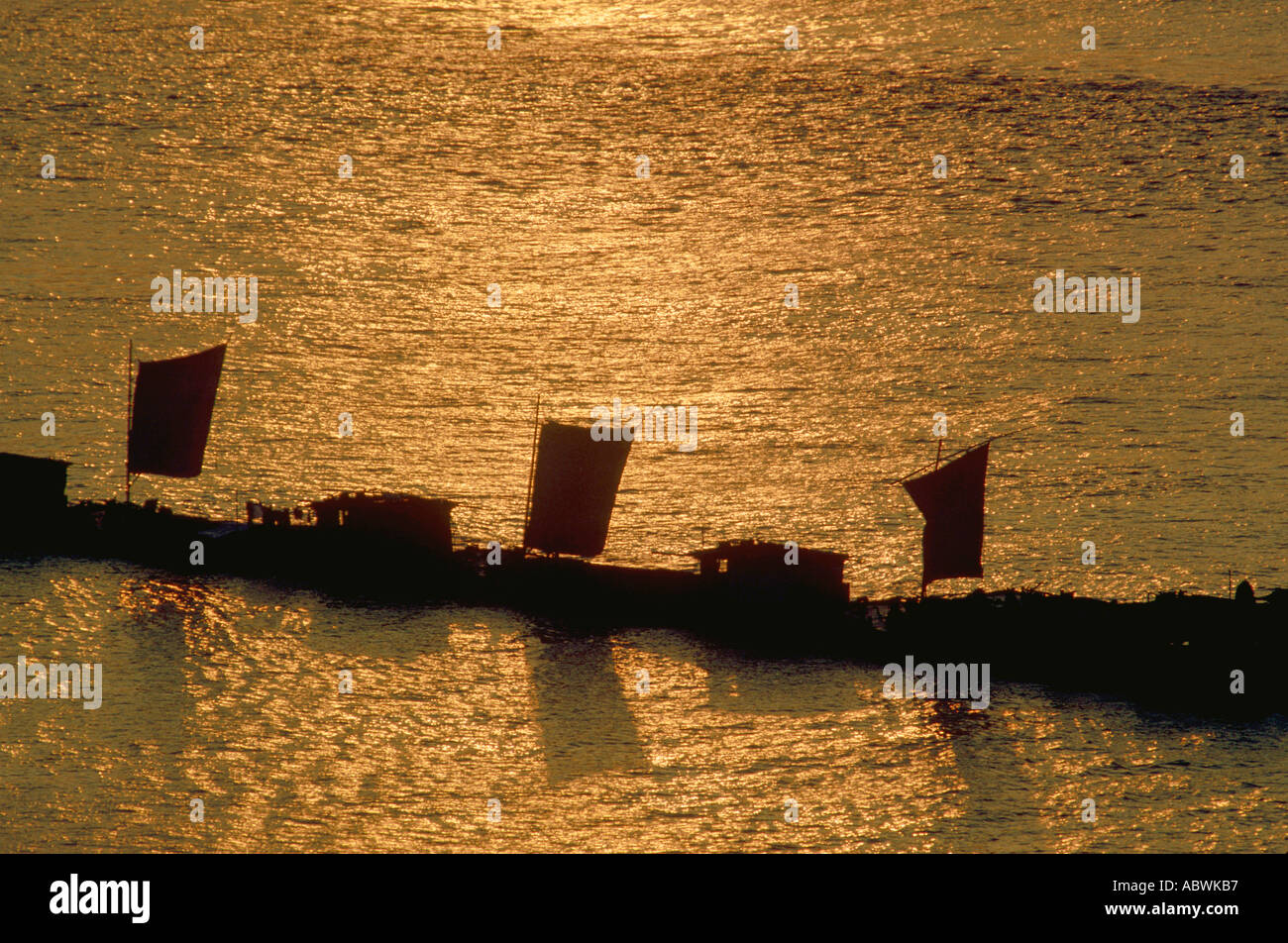 Junks in setting sun Yangtze China Stock Photo