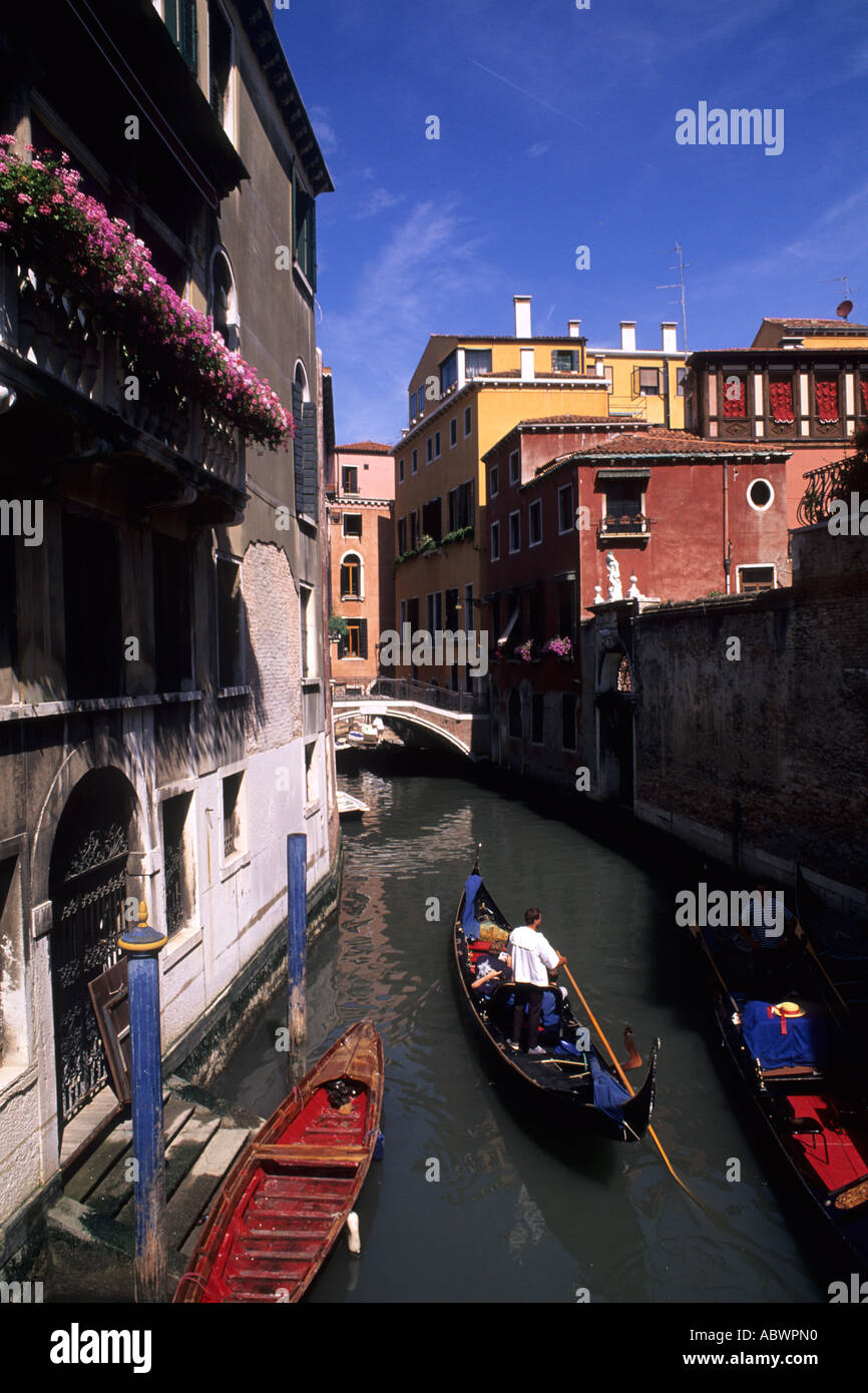Tourists line up gondola hi-res stock photography and images - Alamy