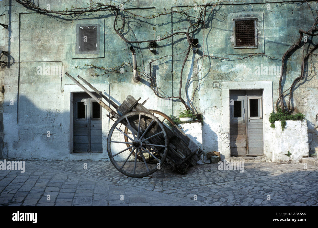 Matera, Hausfassade mit Karren, Stock Photo