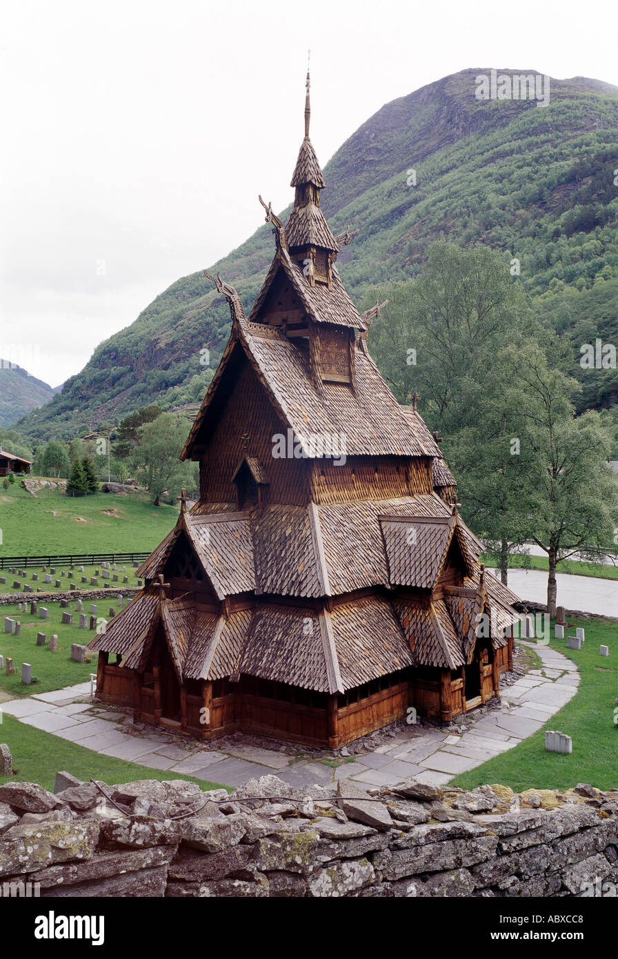 Borgund, Stabkirche, um 1160, Außenansicht mit Fjordlandschaft Stock Photo