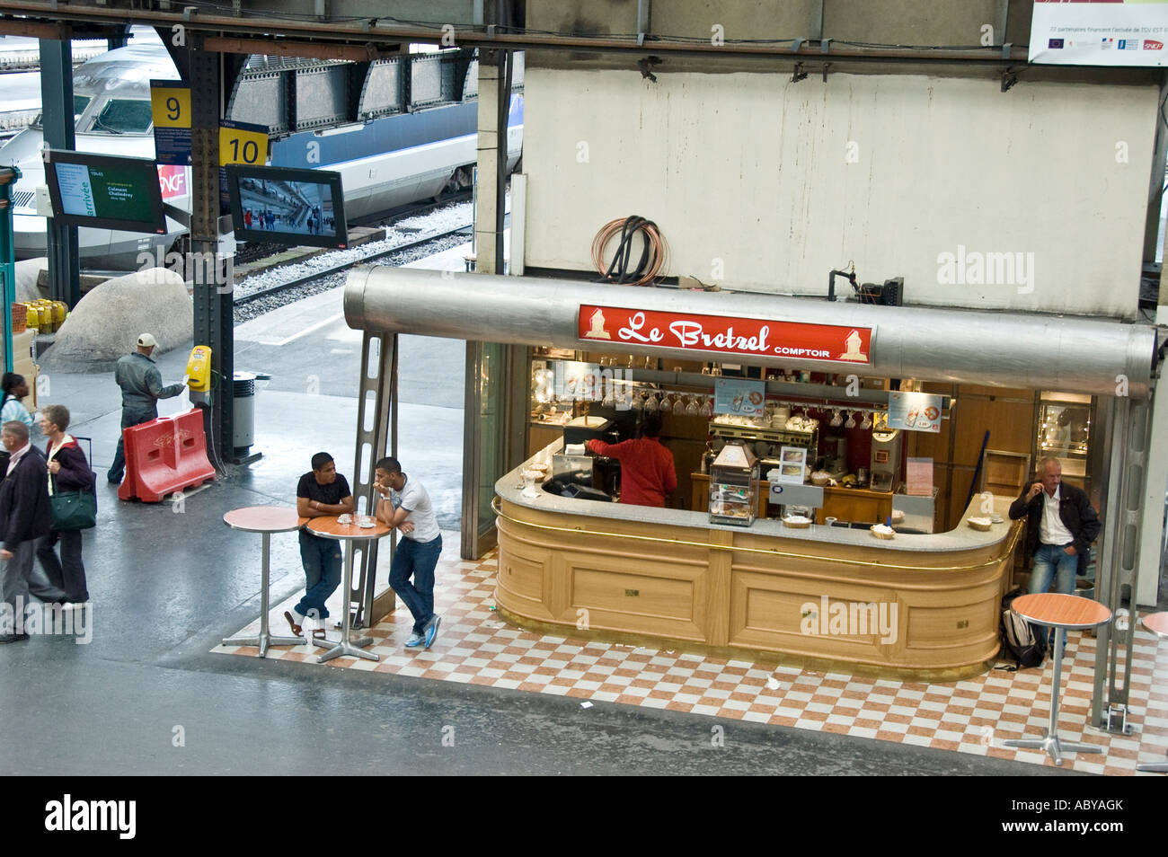 Paris France, "Gare de l'Est" Train Station, Overview, Inside, Snack Bar,  French Cafe on sncf train platform Stock Photo - Alamy