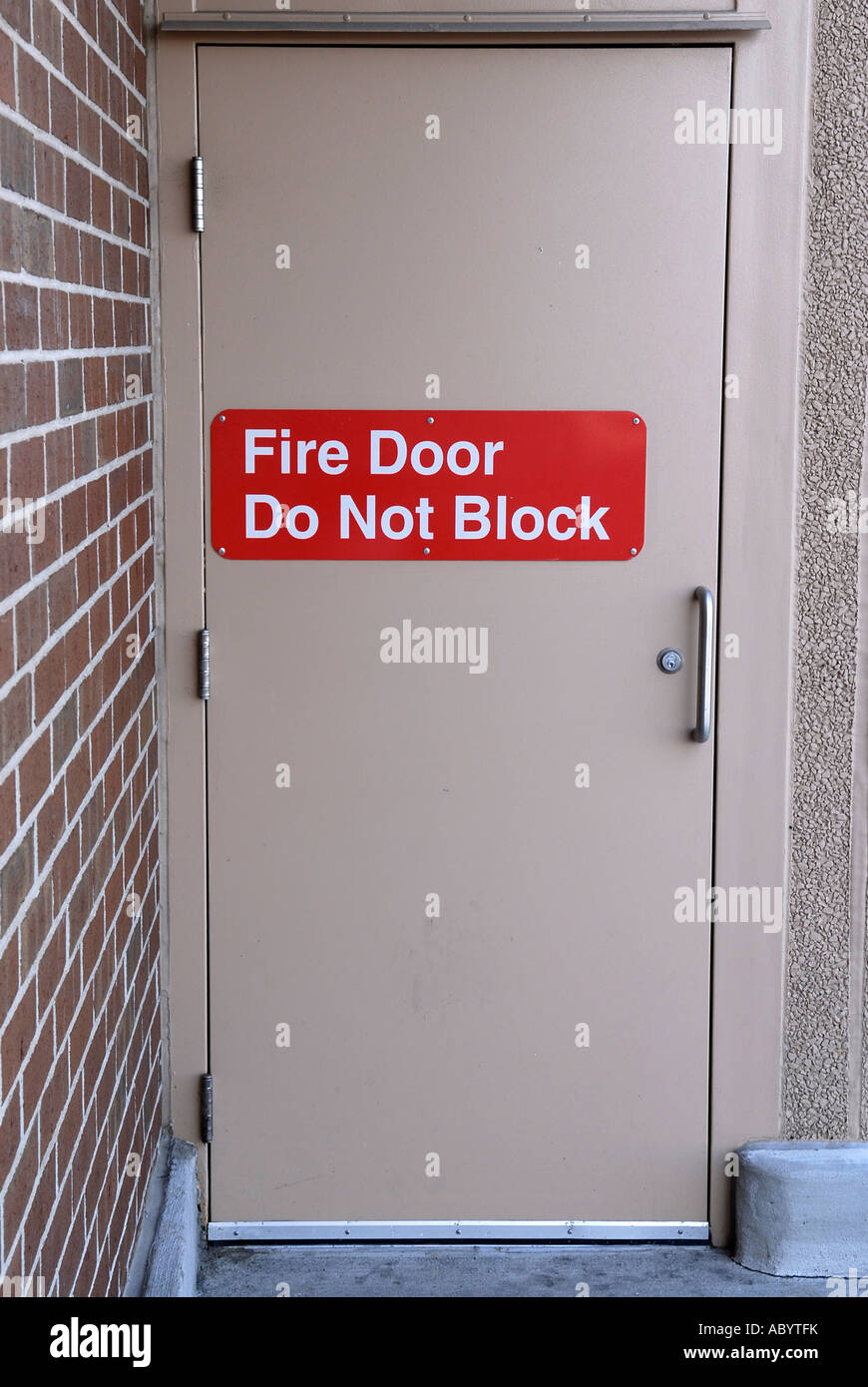 Fire door do not block sign Stock Photo Alamy