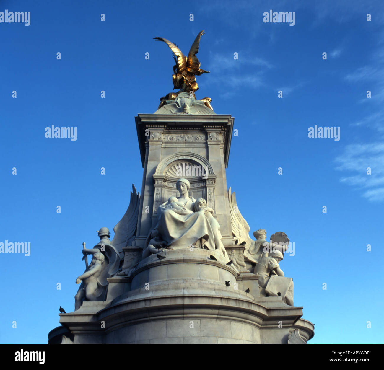 Queen Victoria Monument London Stock Photo Alamy