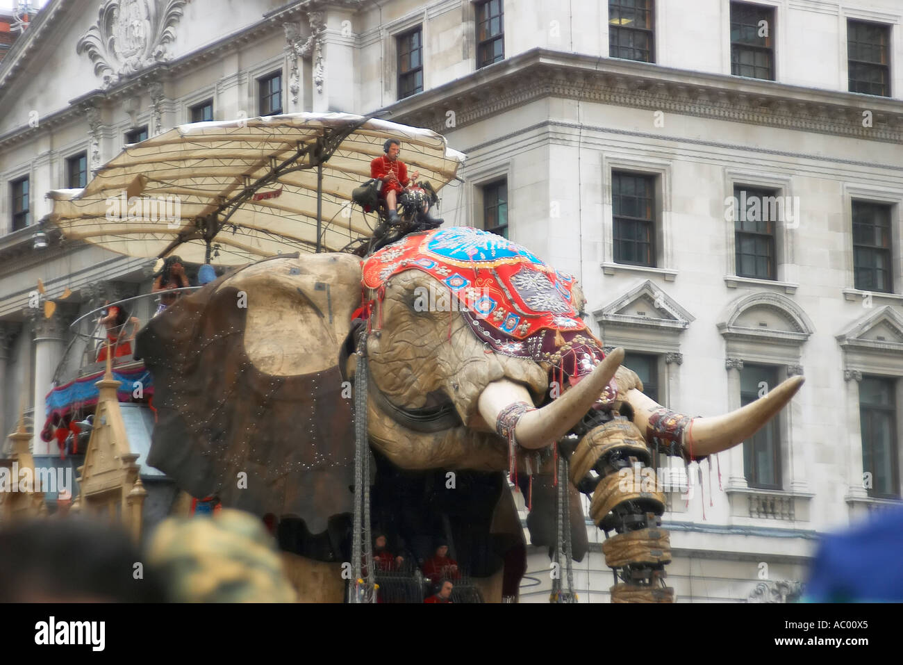 The Sultans Elephant rounds the corner into Pall Mall Stock Photo
