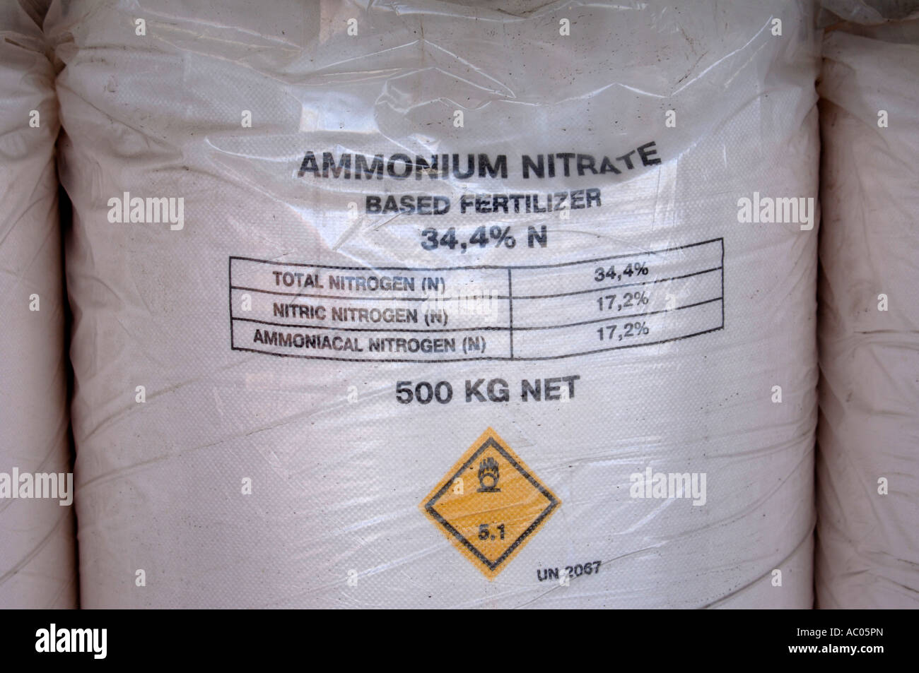 AN INDUSTRIAL SIZED BAG OF AMMONIUM NITRATE AGRICULTURAL FERTILIZER WHICH CAN BE USED IN IMPROVISED EXPLOSIVE DEVICES UK Stock Photo