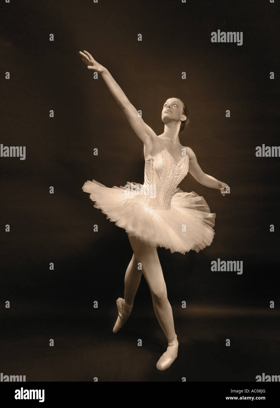 prima ballerina] ballet pose dancer female performer Stock Photo - Alamy