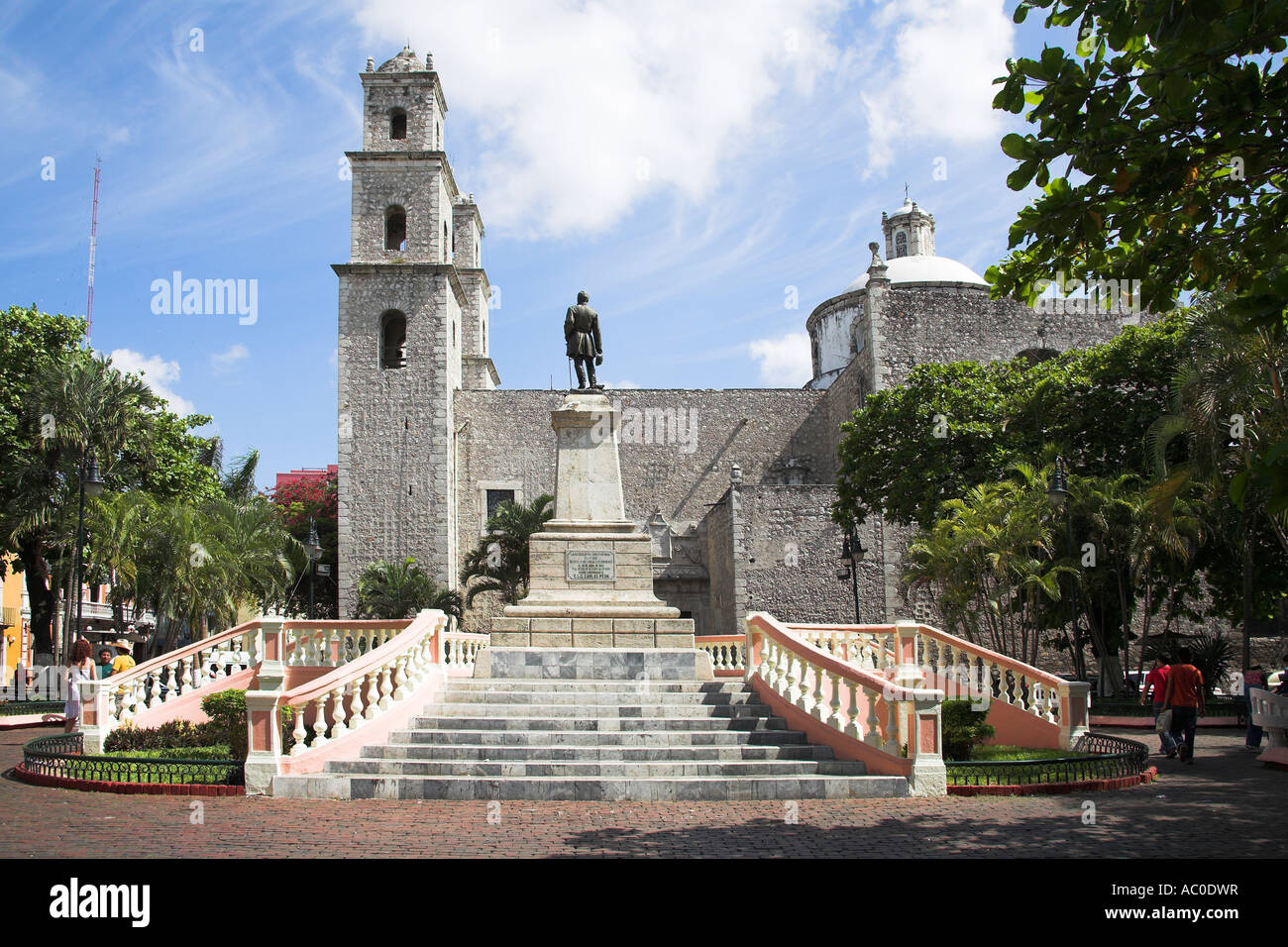 Monument to General Manuel Cepeda Peraza and Iglesia de Jesus, Merida, capital of Yucatan State, Mexico Stock Photo