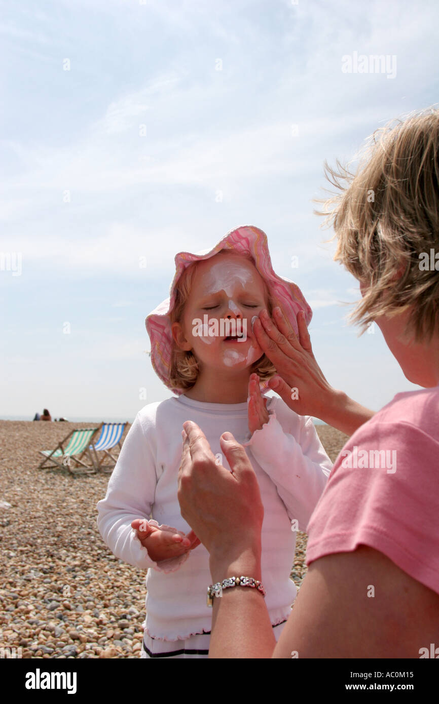 applying sun lotion to child Stock Photo Alamy
