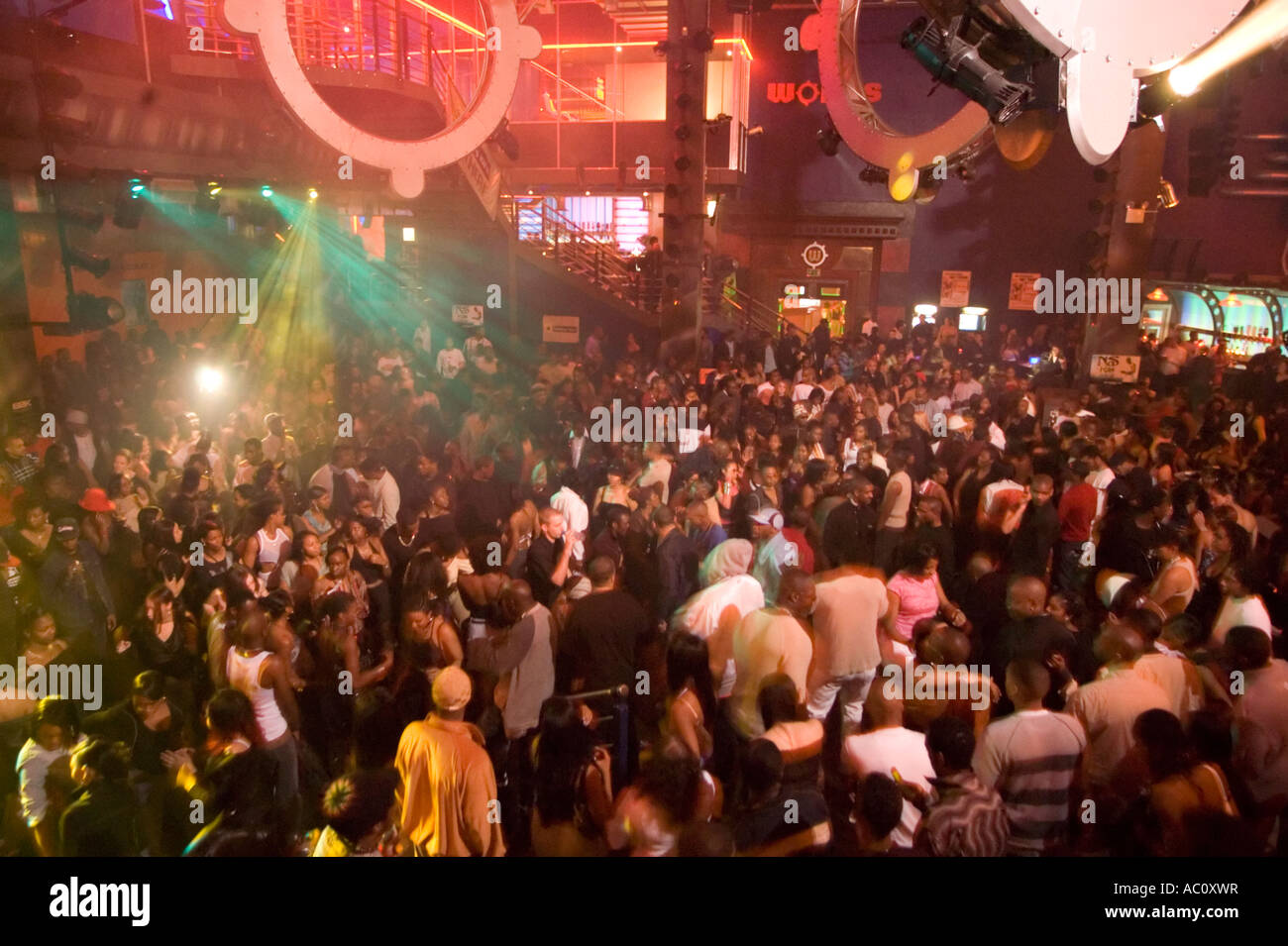 people dancing in a night club enjoying themselves Stock Photo - Alamy