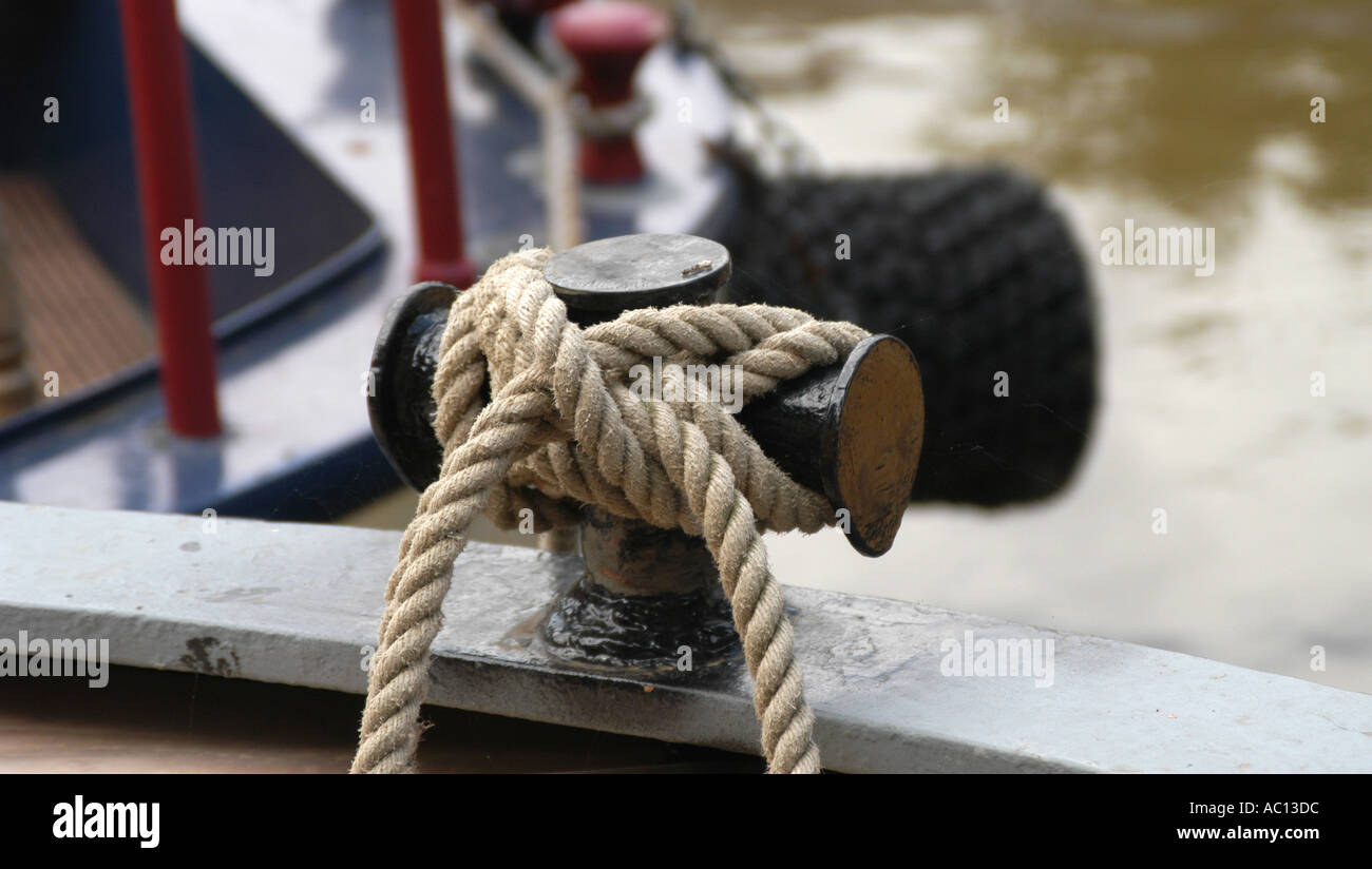 Knot on a canal boat rope Stock Photo - Alamy