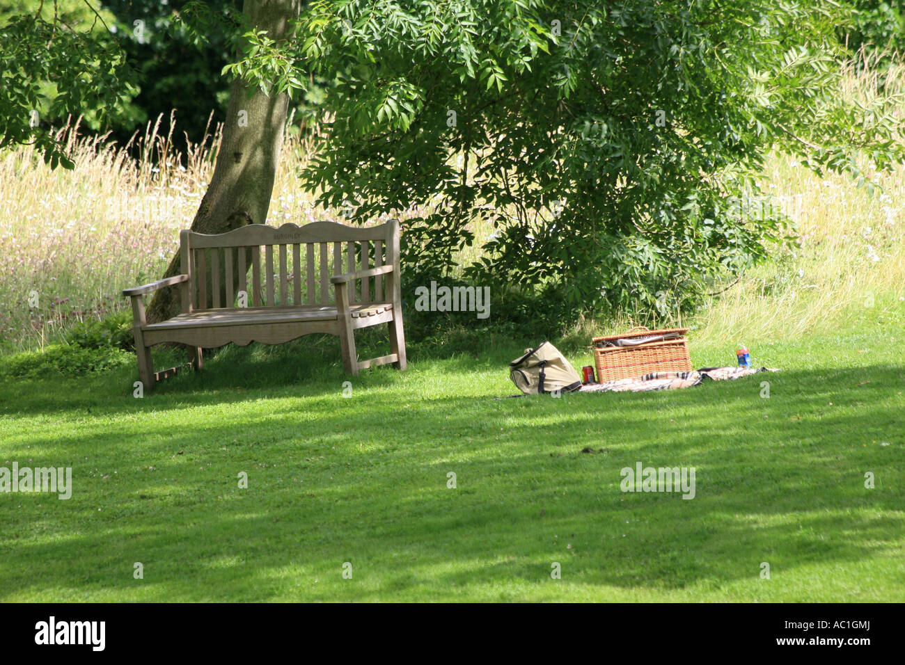 Picnic lunch in the park hi-res stock photography and images - Alamy