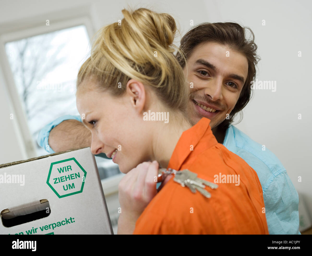 30 years male packing up boxes hi-res stock photography and images - Alamy