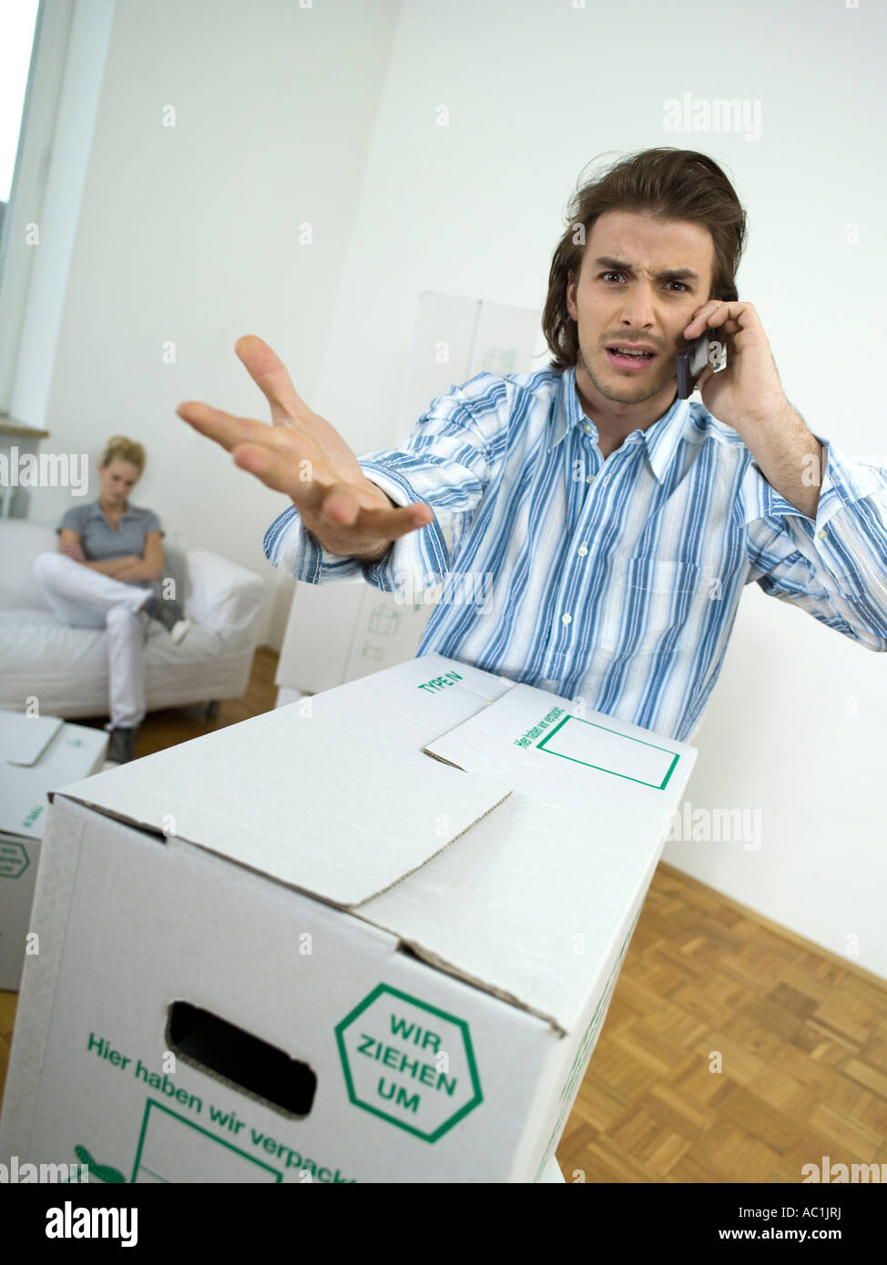 30 years male packing up boxes hi-res stock photography and images - Alamy