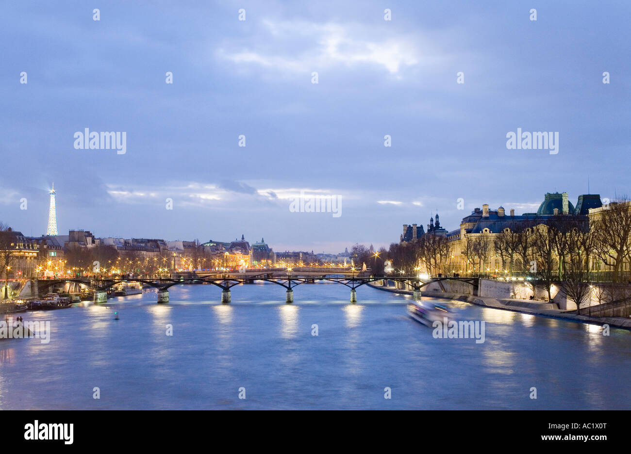 Pont des arts built hi res stock photography and images Alamy