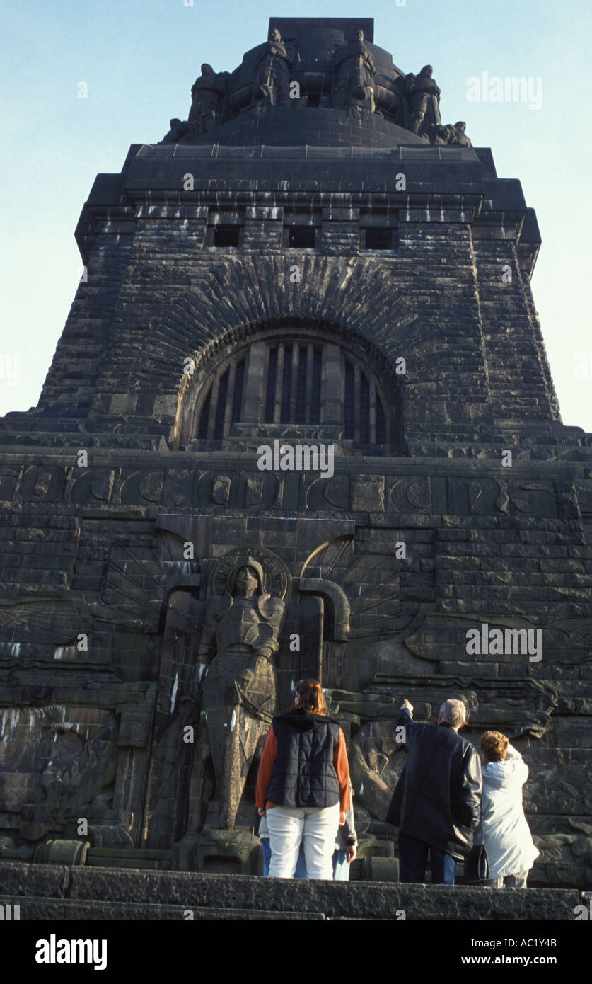Visitors in front of the famous monument Voelkerschlachtdenkmal Leipzig ...