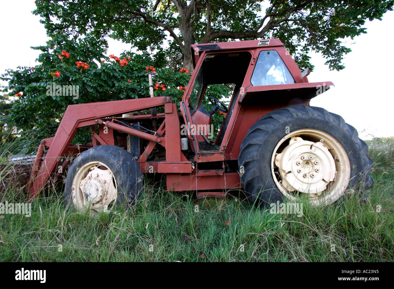OLD RED TRACTOR ON A FARM HORIZONTAL BAPD7776 Stock Photo - Alamy