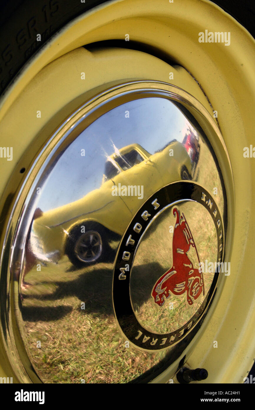 REFLECTION OF CAR IN HUB CAP OFF OLD GMH HOLDEN CAR VERTICAL BAPDA8057