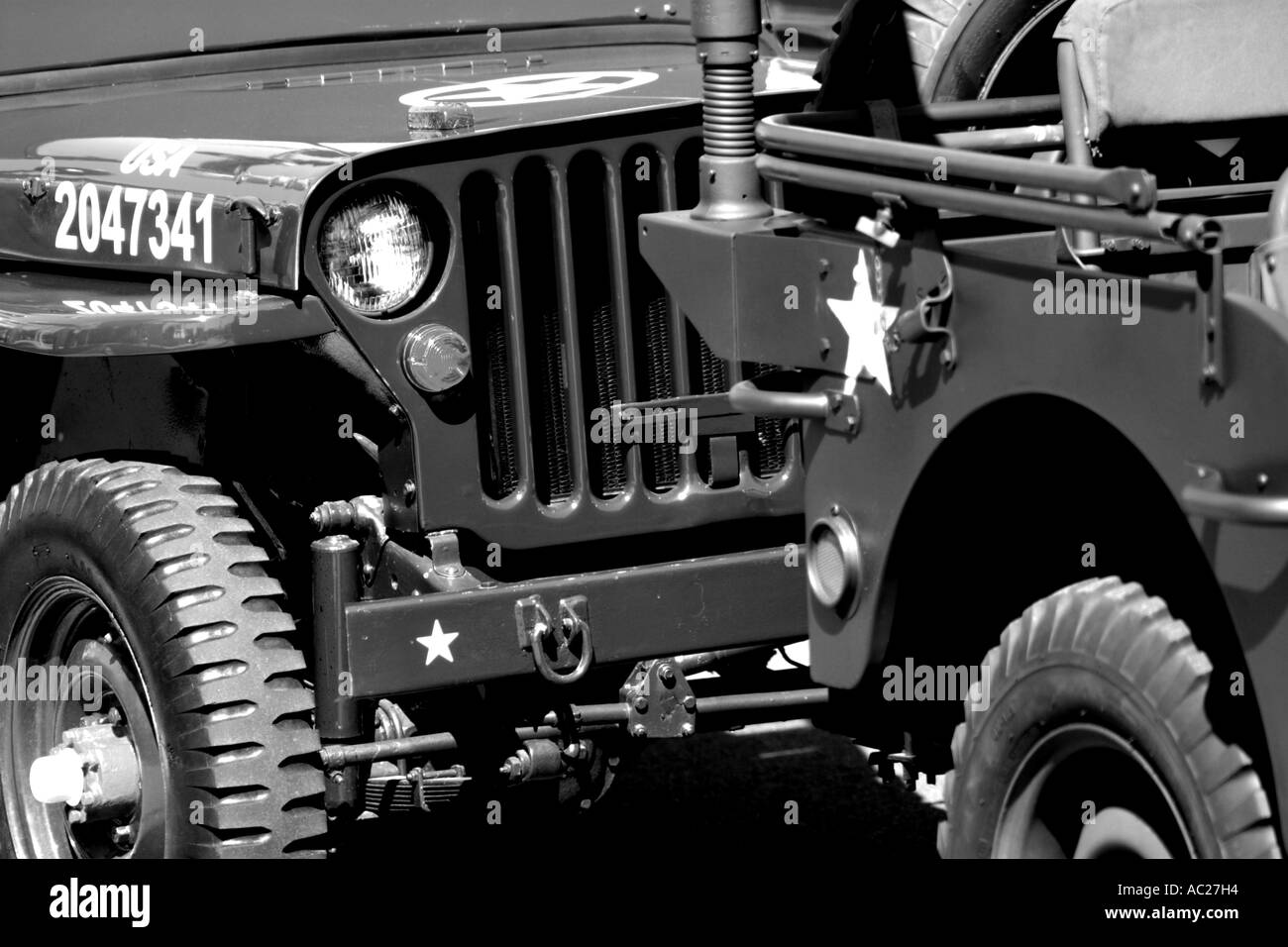TWO RESTORED AMERICAN ARMY JEEPS HORIZONTAL BAPDB7696 BLACK AND WHITE Stock Photo