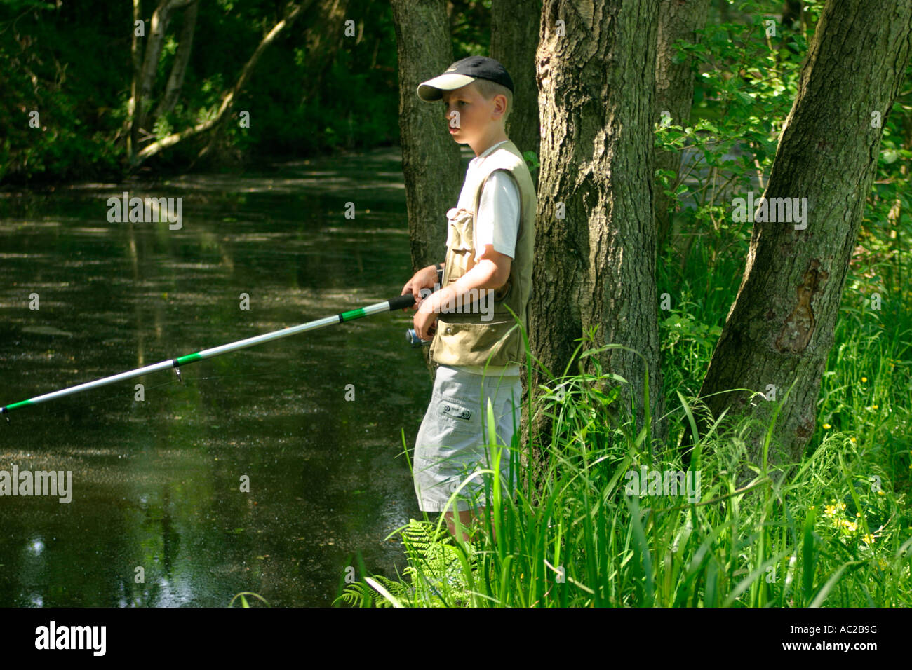 Kids fishing hi-res stock photography and images - Page 30 - Alamy