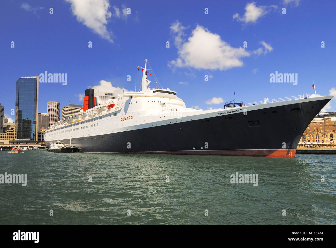 luxus cruise liner Queen Elizabeth 2 in Sydney, Australia, New South Wales Stock Photo Alamy