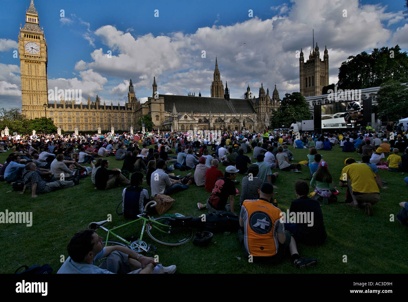 Crowds Watching the big screen in Parliament Square during teh prologue of the Tour de France July 2007 Stock Photo