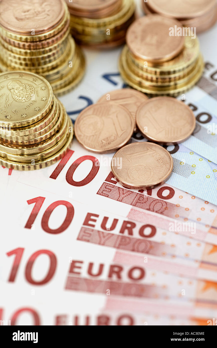 Piles coins notes hi-res stock photography and images - Alamy