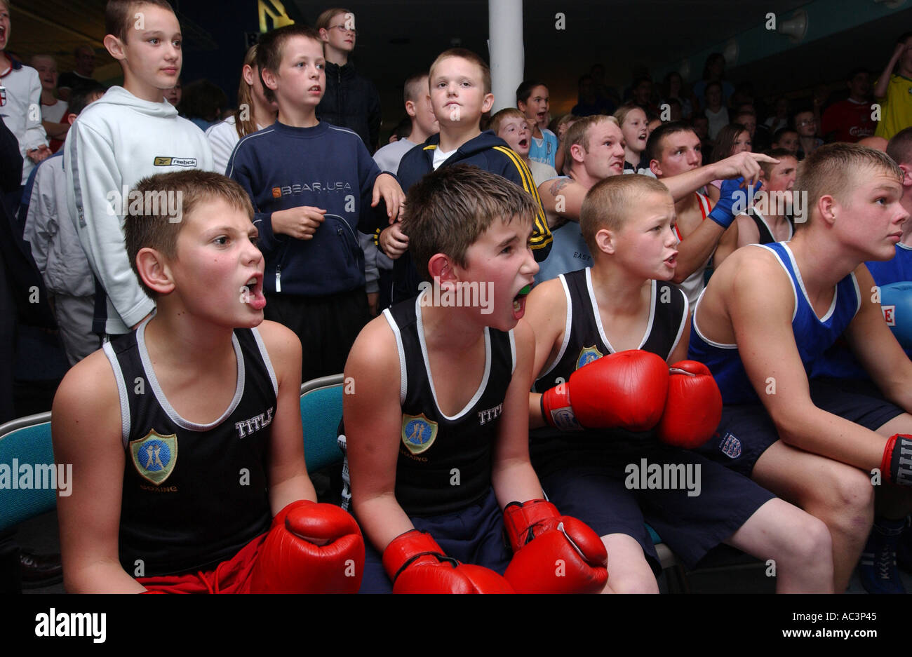 PHOTOGRAPH BY HOWARD BARLOW SUPPORTERS OF young Bolton Boxer AMIR KHAN watch him fight on TV at BOLTON Lads Girls Club Stock Photo