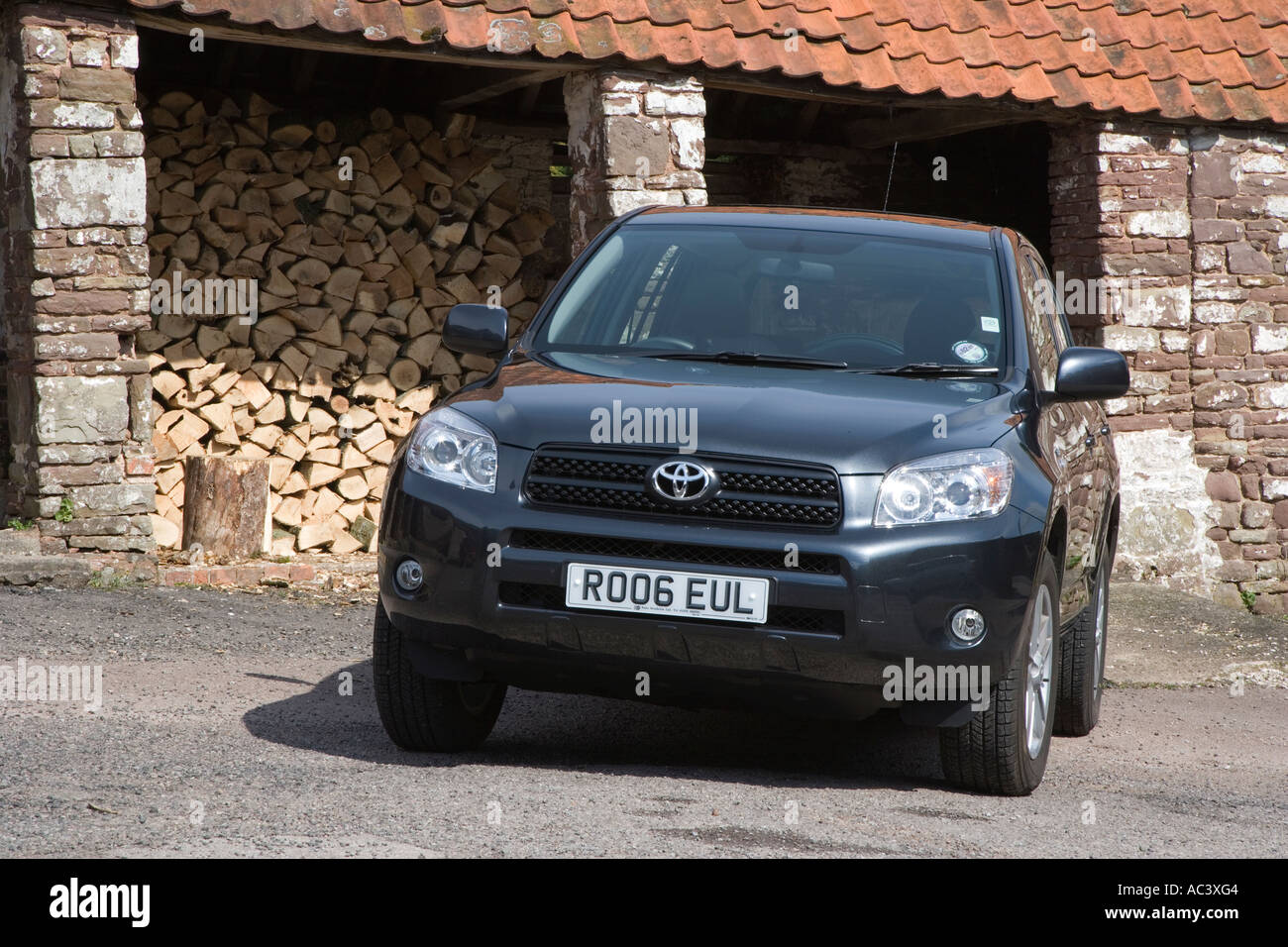 New Style Economical Green Friendly 4 Wheel Drive Car Suv In Farm Yard Uk Stock Photo Alamy