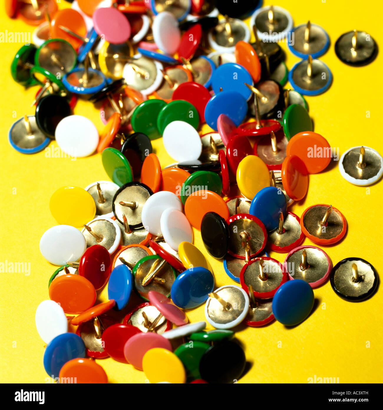 Pile of drawing pins hi-res stock photography and images - Alamy